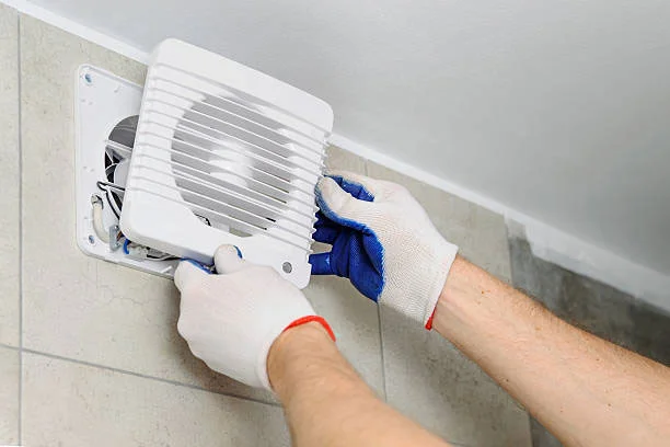 Pose de système de ventilation pour lutter contre l'humidité dans les pièces d'eau (salle de bain, cuisine) et les chambres