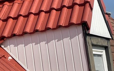 Traitement hydrofuge à Douai : entretien complet d’une toiture en tuiles terre cuite rouge